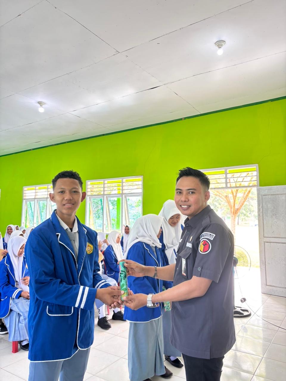 Saat prosesi pembagian hadiah