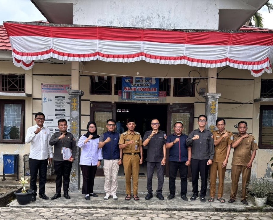 Foto bersama dengan kelurahan blambangan umpu