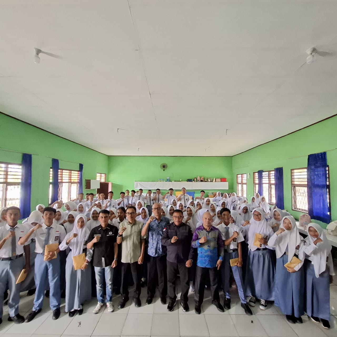 Foto bersama SMA 1 Blambangan Umpu