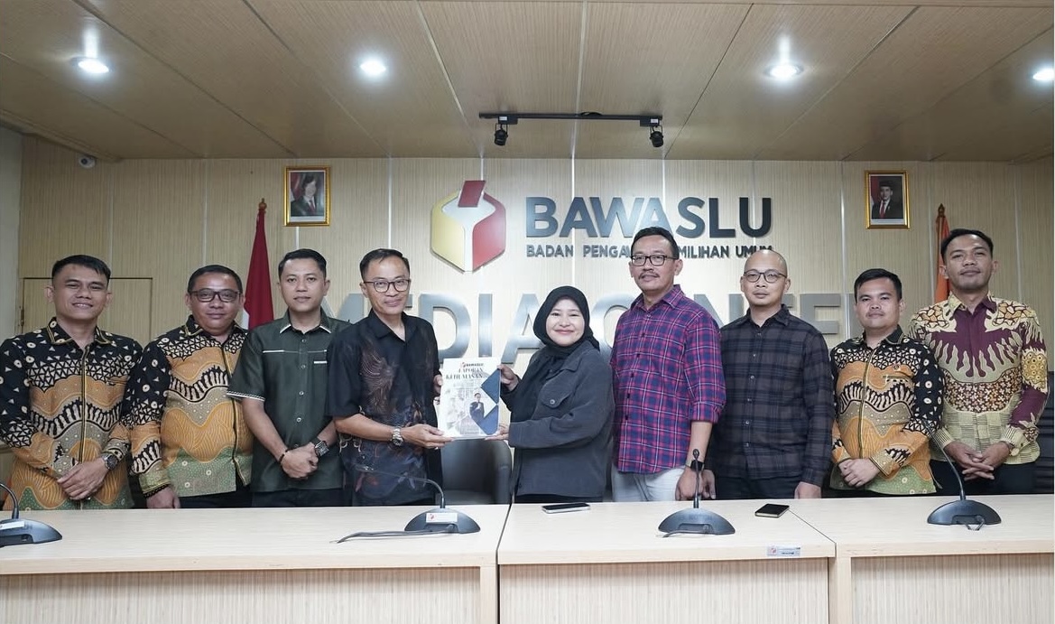 Penyerahan laporan humas