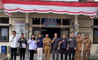 Foto bersama dengan kelurahan blambangan umpu