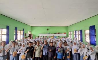 Foto bersama SMA 1 Blambangan Umpu